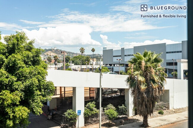 Foto del edificio - 5620 De Longpre Ave