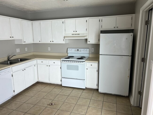 Building Photo - Unfurnished 2 Bedroom, 1.5 Bath Town Home ...