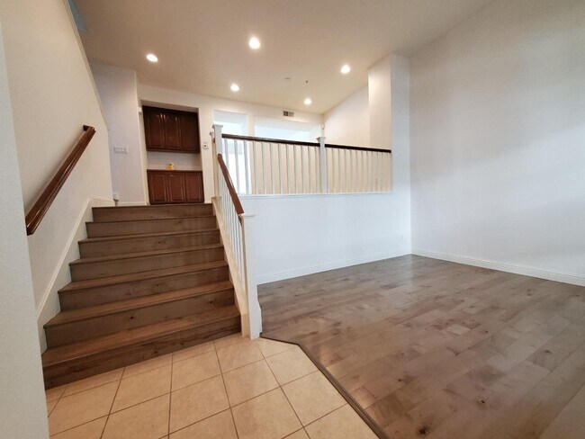 Building Photo - 317 Destino Cir