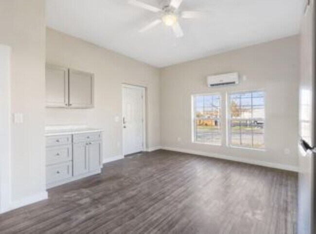 Foto del edificio - 1536 N Robberson Ave