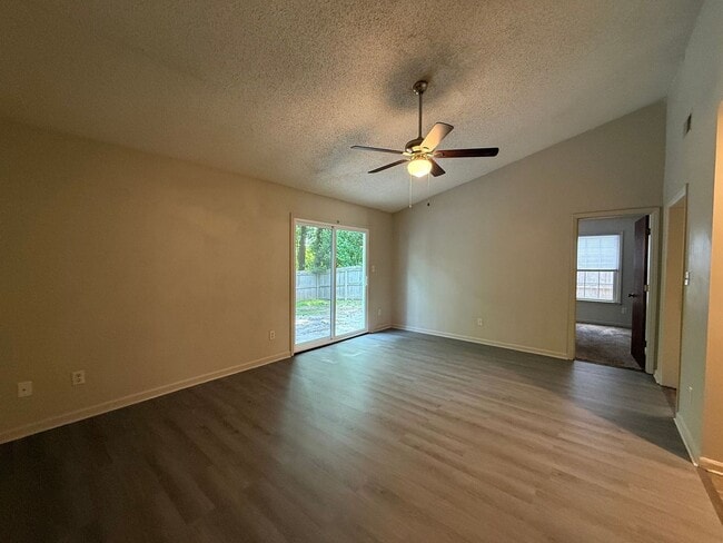 Building Photo - 2 bedroom, 2 bathroom