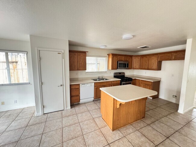 Foto del edificio - Beautiful 4 Bedroom Home