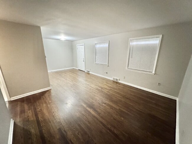 Foto del edificio - 3119 Queensgate Ave