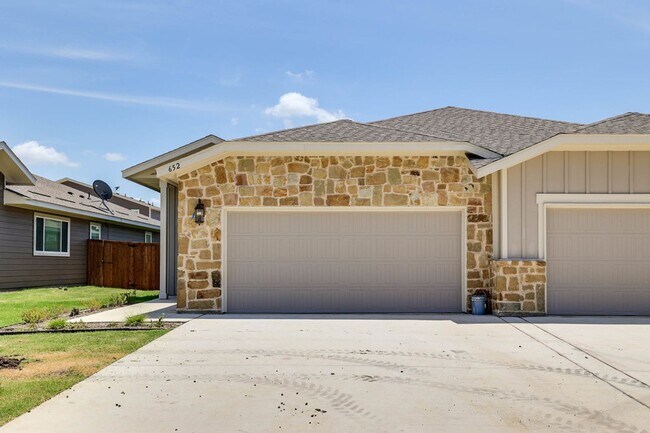 Foto del edificio - GORGEOUS 4 BEDROOM DUPLEX LOCATED IN MIDLOTHIAN ISD!