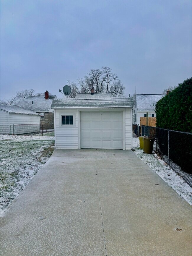 Foto del edificio - Newly Renovated 3BR 2BA Home w/ Garage + Washer/Dryer in the heart of Wickliffe, OH.