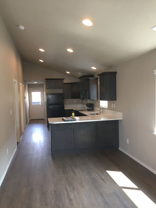 Foto del edificio - Cozy 2BR Home with Covered Patio & Animal-Friendly Yard – Utilities Included!