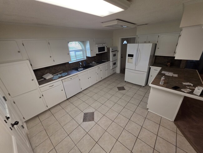 kitchen - 4301 Southridge Dr