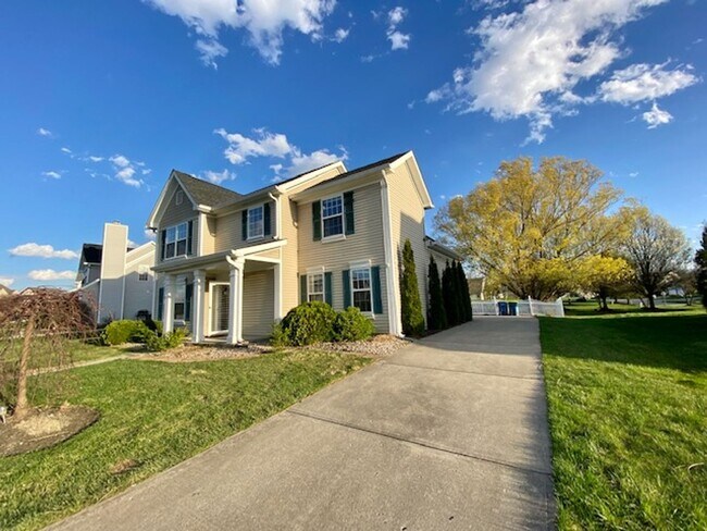 Building Photo - Beautiful 4 bedroom, 2.5 bath in Lawrence!