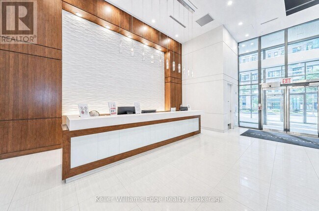 Photo du bâtiment - 2200 Lake Shore Blvd W