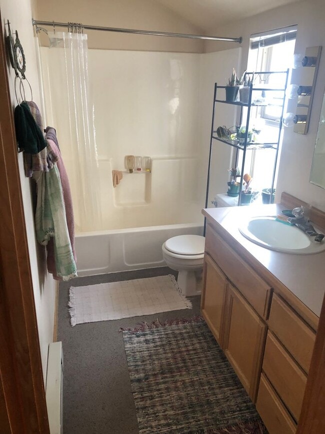 Foto del edificio - Spacious Studio Unit Located on Quiet NE B...