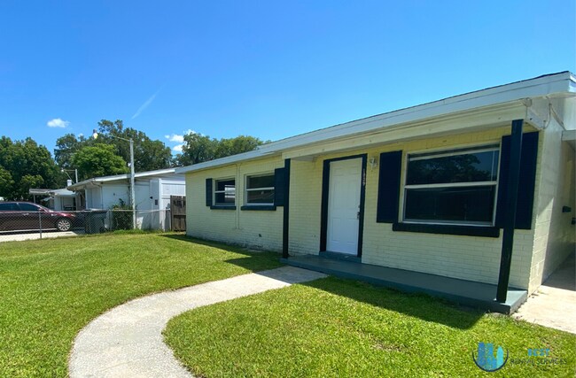 Building Photo - ADORABLE 3 Bedroom, 1 Bathroom House avail...