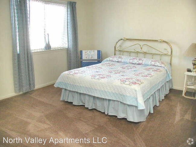 Building Photo - 1015-1070 Meadow Ln