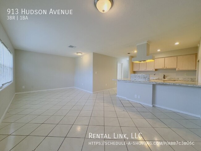 Foto del edificio - 913 Hudson Ave