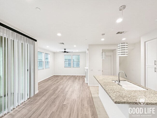 Foto del edificio - Fully Renovated 2BR/2.5BA Anaheim Home w/ 2-Car Attached Garage, Balcony, Pool & In-Unit Laundry