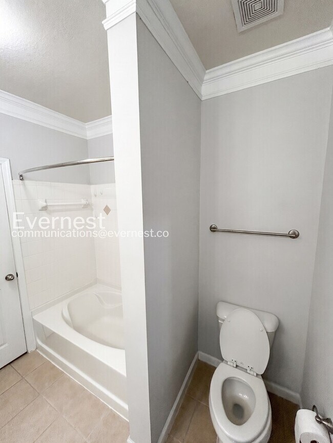 Foto del edificio - Lovely 2 Bed/2 Bath with Garage / Coming Soon!