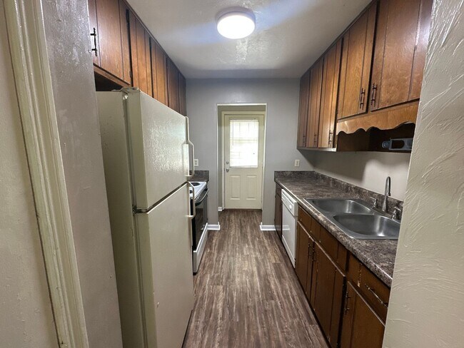 Building Photo - Downstairs unit NO CARPET ON GOLF COURSE!!!