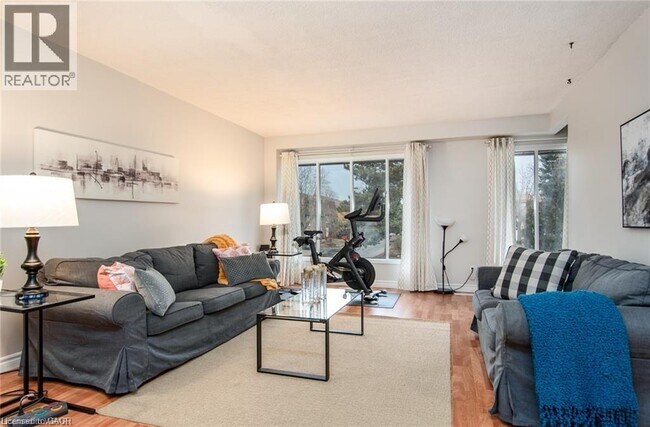 Photo du bâtiment - 49 Cedarwoods Crescent