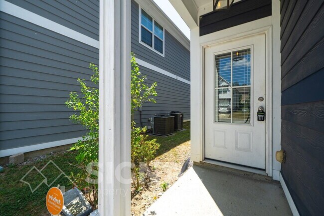 Foto del edificio - 215 Creek Run Way