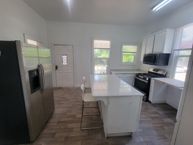 Foto del edificio - Elegant 3 Bedroom 1 Bathroom Home located ...