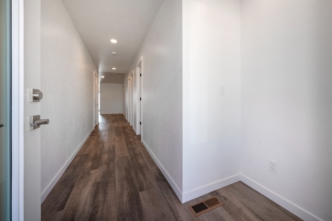 Building Photo - 116 W View Dr