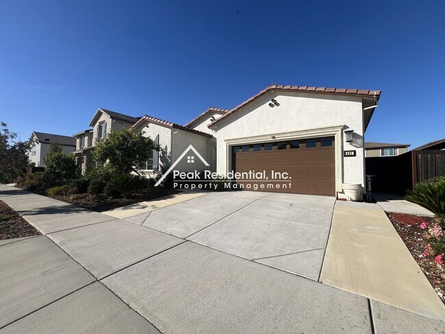 Building Photo - Updated Natomas 3bd/2.5ba Home with Spacio...