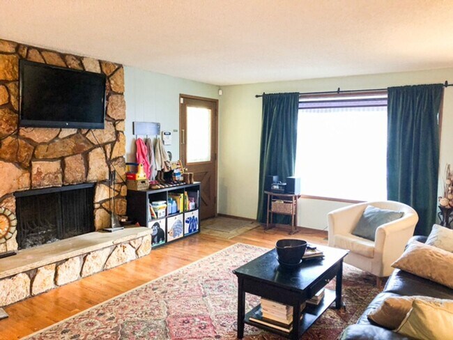 Building Photo - Great location in Milwaukie, OR! 3 bedroom...
