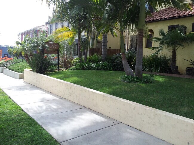 Foto del edificio - 1511 Rosalia Rd
