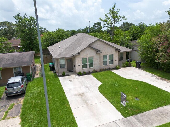 Foto del edificio - 3915 Brookmeade Dr