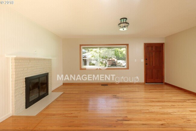 Foto del edificio - Charming Lake Oswego One-Level On Huge Cor...