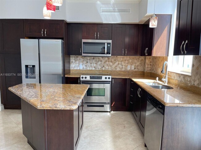 Foto del edificio - 1755 E Hallandale Beach Blvd