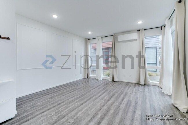 Building Photo - 539 S Cloverdale St