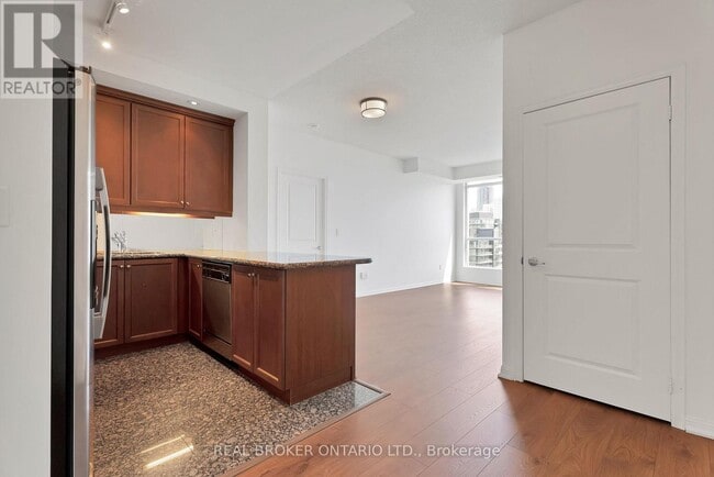 Building Photo - 628 Fleet St