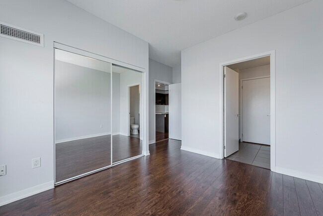 Photo du bâtiment - 360-1360 Square One Dr