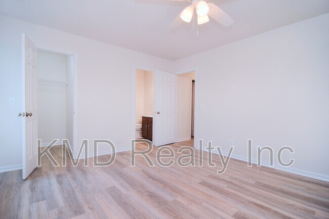 Foto del edificio - 6120 Meadow Rose Ln