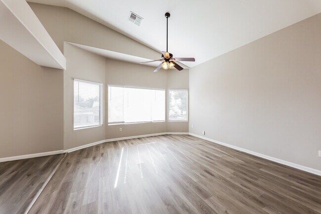 Foto del edificio - 4627 E Stanford Ave