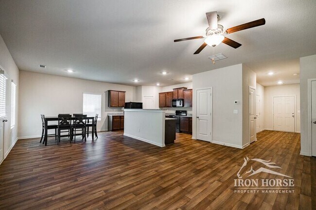 Photo - 773 Fitzroy Dr House