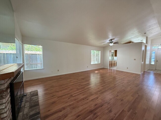 Foto del edificio - 749 Oak Brook Dr