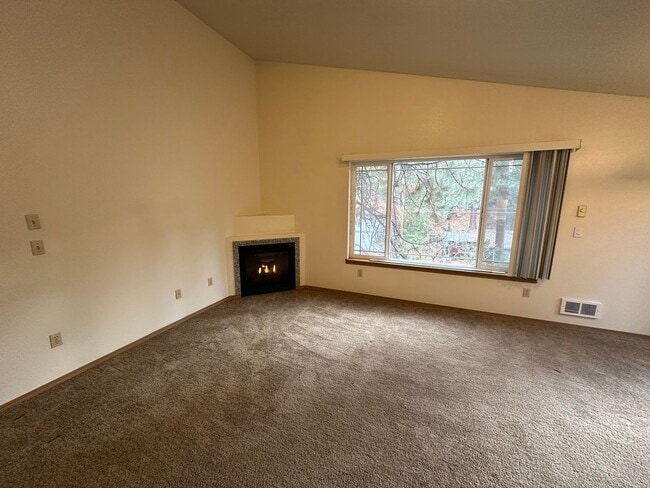 Building Photo - Westside 3 Bdrm, 2 Bath Townhouse close to COCC!  All Appliances, Washer/dryer hookups, Single ga...