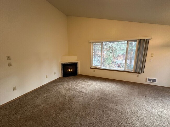 Foto del edificio - Westside 3 Bdrm, 2 Bath Townhouse close to COCC!  All Appliances, Washer/dryer hookups, Single ga...