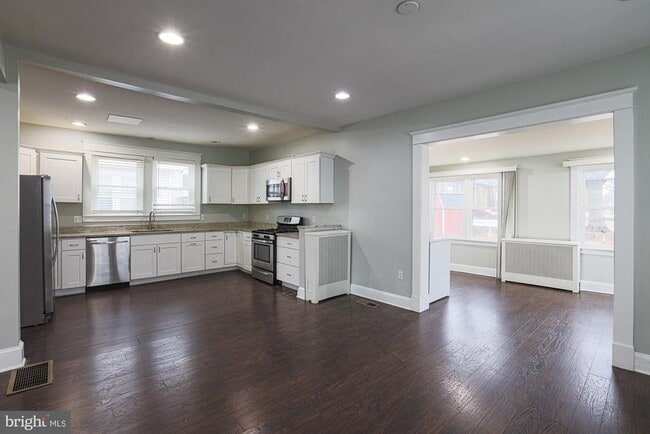 Building Photo - 8 Irving Pl