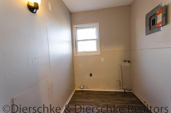 Building Photo - Affordable 4 bedroom 2 bathroom home!