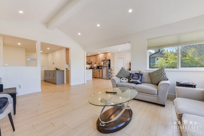 Building Photo - Spacious 3 Bedroom Upper Floor Home for Rent – North Delta