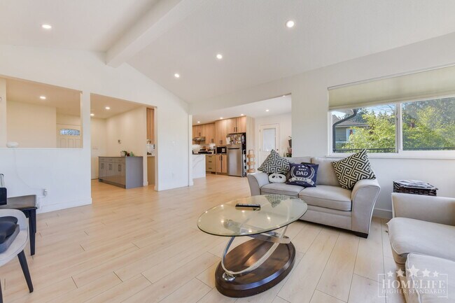 Photo du bâtiment - Spacious 3 Bedroom Upper Floor Home for Rent – North Delta
