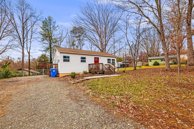 Building Photo - Newly Remodeled 2-Bedroom Home in West Ash...