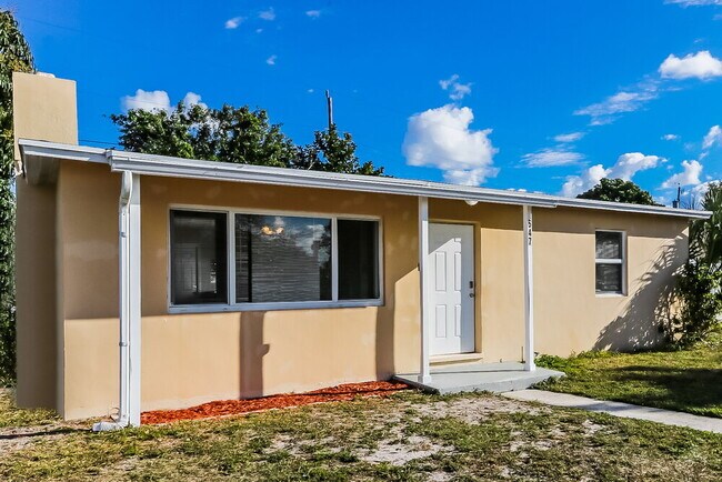 Foto del edificio - 647 Beech Rd