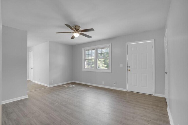 Building Photo - 252 Raintree Dr