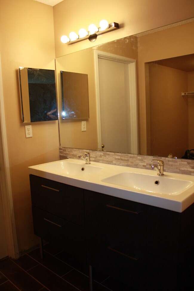 Building Photo - 500 Scotia Dr