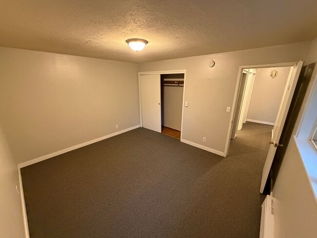 Building Photo - Bright & Comfortable 2-Bedroom Rental- 1/2 Month of rent concession