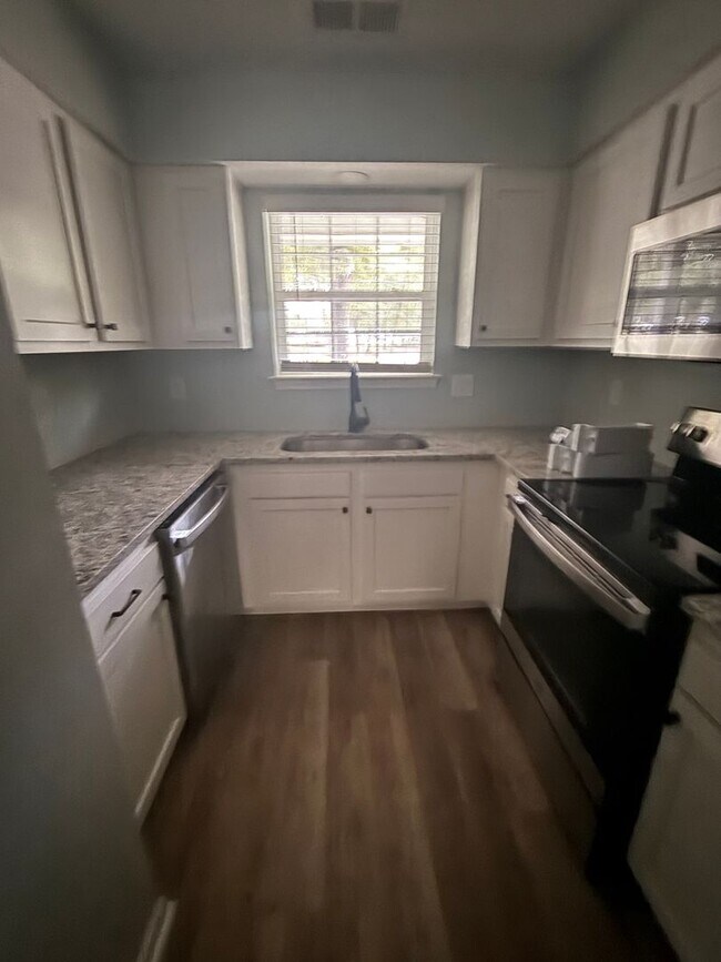 Foto del edificio - Modern 2-Bedroom, 2-Bath Duplex – Complete...