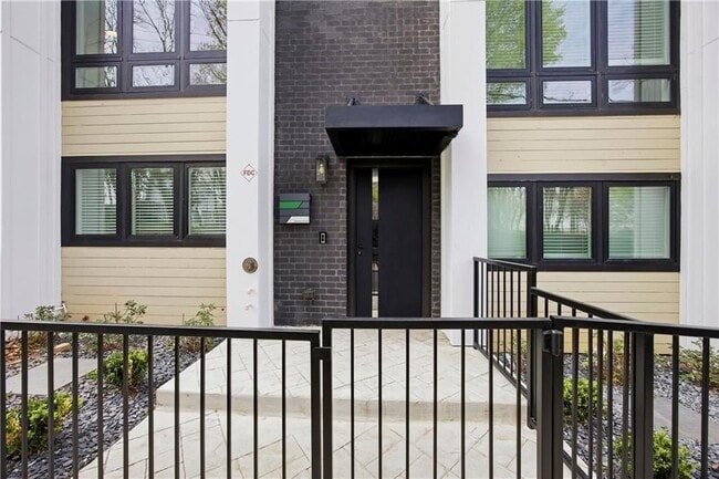 Building Photo - 438 Markham St SW